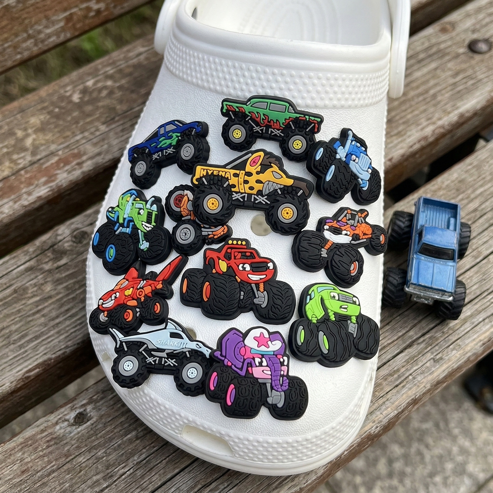 11Pcs Cars Cartoon Shoe Charms - Men'S Shoes With Velcro recensione e prezzo